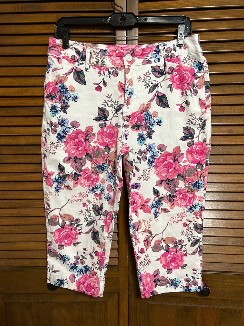 St John’s Bay White Capric Jean Pants Pink Floral and Blue Berry Print Size 10